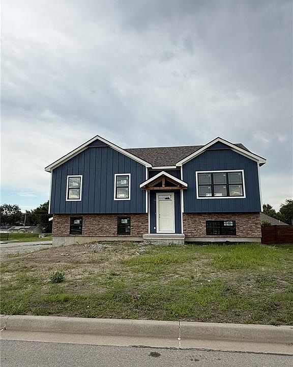 1st image of 302 Lykins Ln
