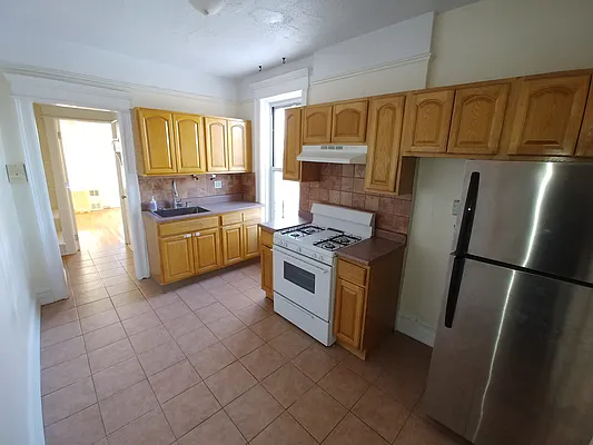 Rented by Halvatzis Realty | media 12