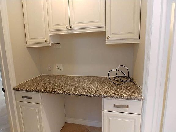 4th image of 2054 Argyle Ave #105