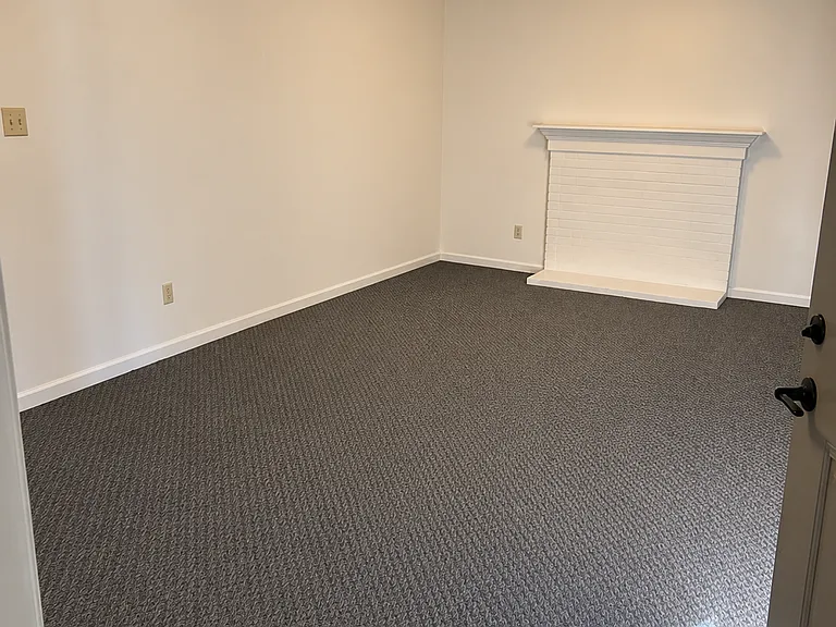 1032 Castlewood Dr — Photo 2