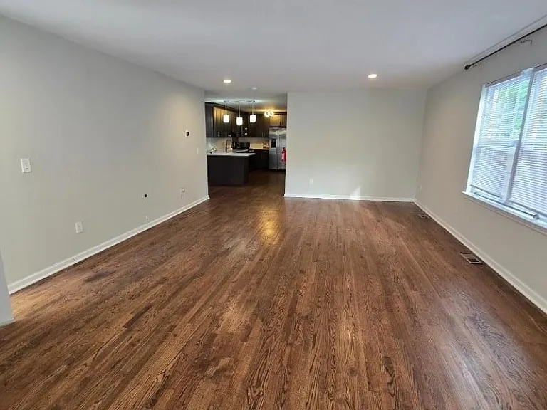 212 N Walnut St — Photo 6