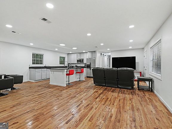 3rd image of 2216 Chestnut Log Dr