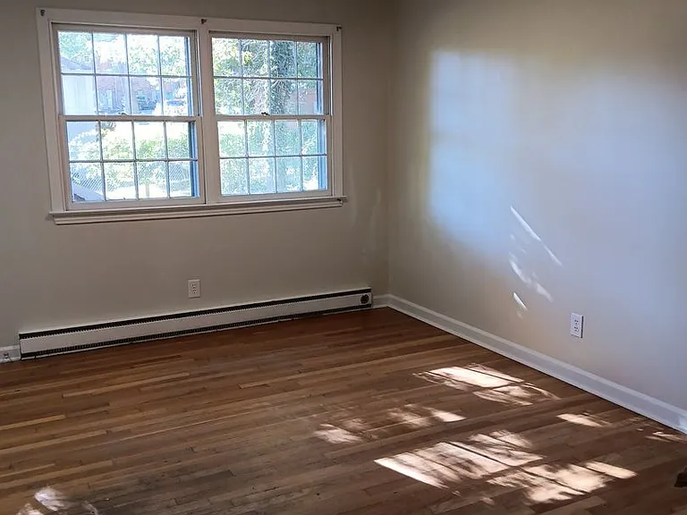 110 Middlesex Dr — Photo 13