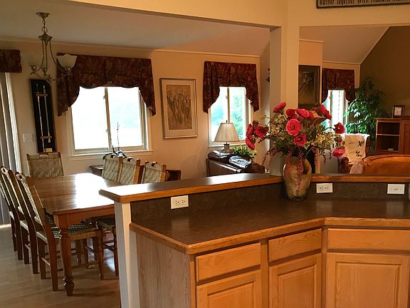 Kitchen open to DR, great rm