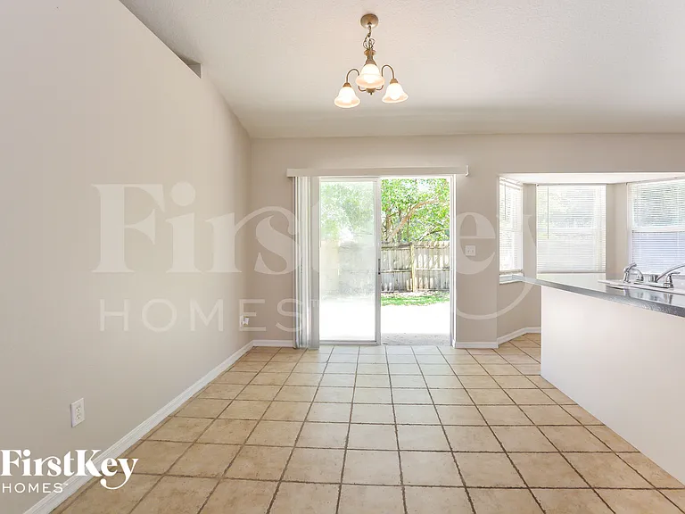 1391 W Blue Springs Ave — Photo 5