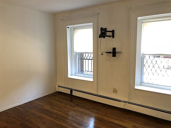 3rd image of 542 Bramhall Ave