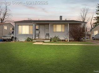 223 Victory Dr, Pontiac, MI 48342