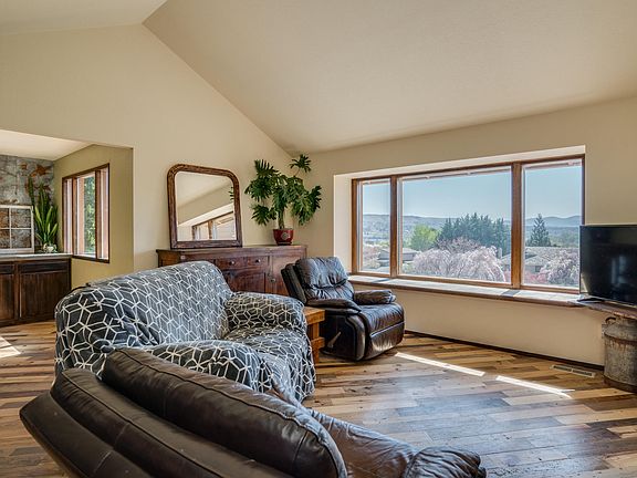 5th image of 2628 Lemaister Ave