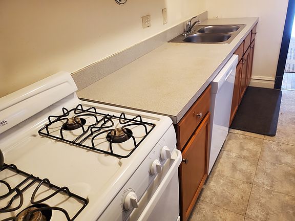 4th image of 1528 W Berteau Ave #2