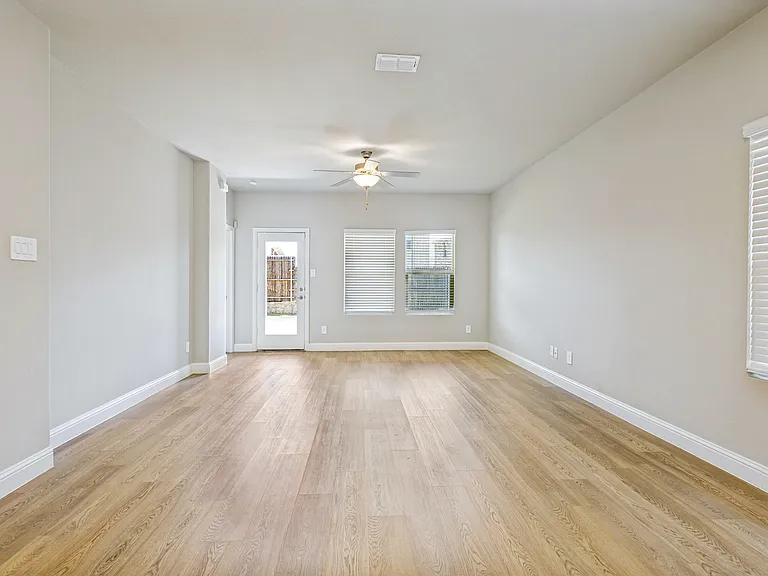 801 McKenna Dr — Photo 6