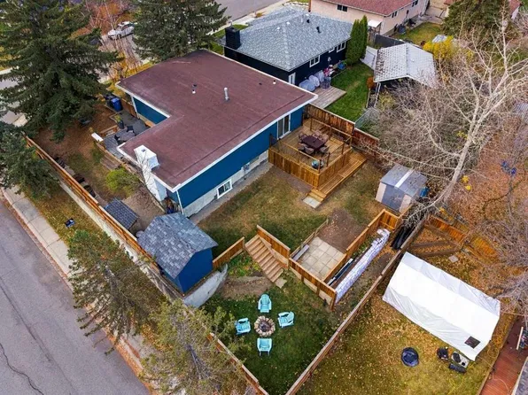104 W Cantree Pl SW, Calgary, AB T2W 2K2