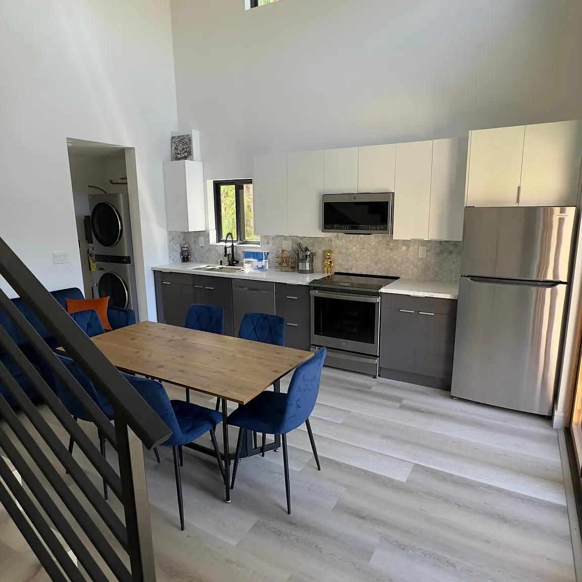 2 bed, 750 sqft, $3,300 — Photo 2