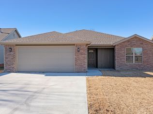 1002 Poplar Ln, Grove, OK 74344