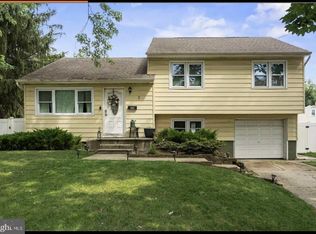 7 Tinker Dr, Mount Holly, NJ 08060