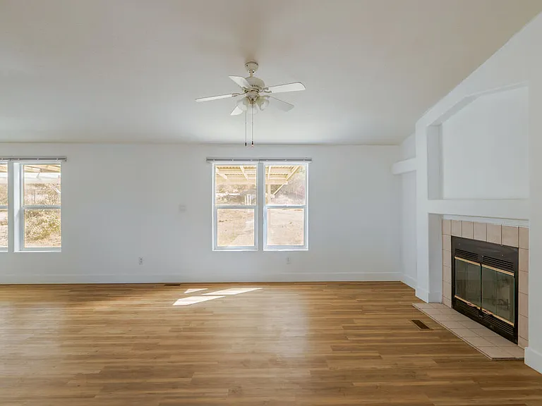 25120 Charina Ln — Photo 5
