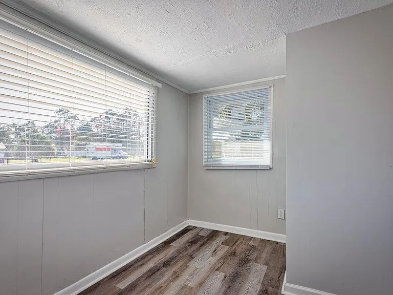 541 New Berlin Rd — Photo 9