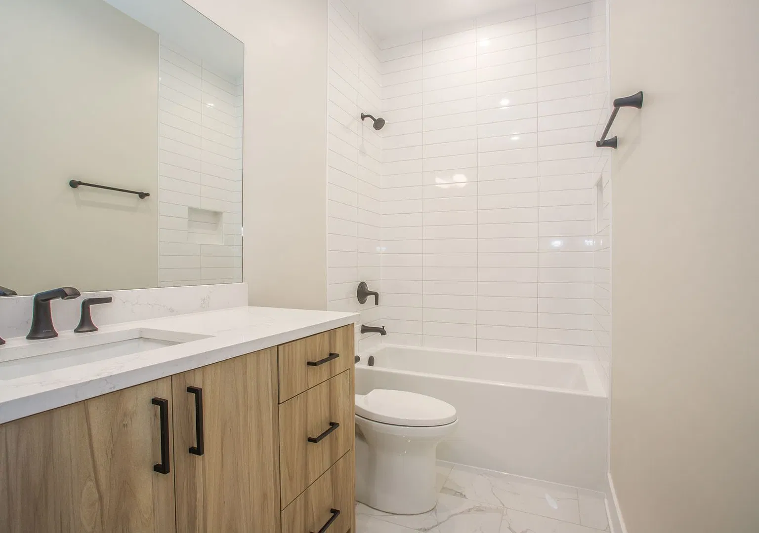 2 bed, 975 sqft, $3,950 — Photo 4