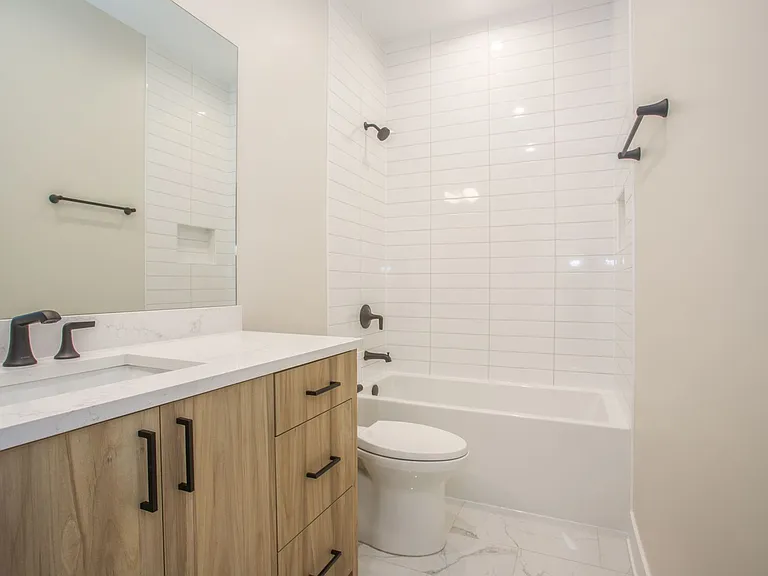 2250 N Southport Ave — Photo 6