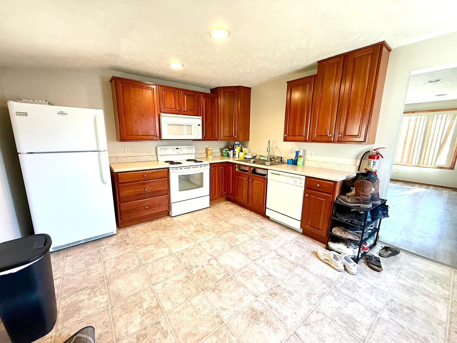 3 bed, 1.5 bath, 744 sqft, $1,400 — Photo 3