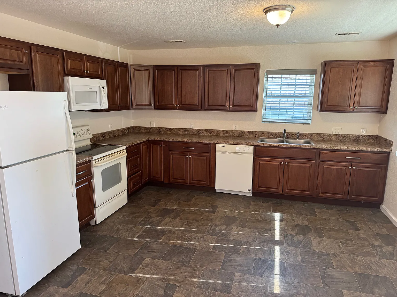 4 bed, 1344 sqft, $1,300 — Photo 2