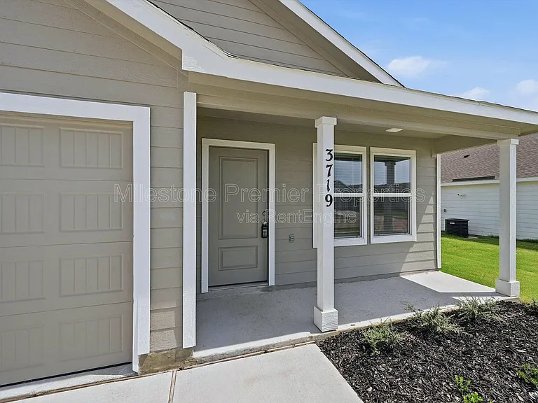 3719 Longleaf Dr — Photo 4