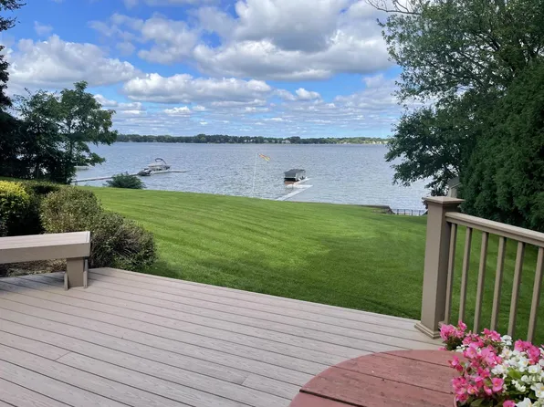 W398N6184 Mary LANE, Oconomowoc, WI 53066
