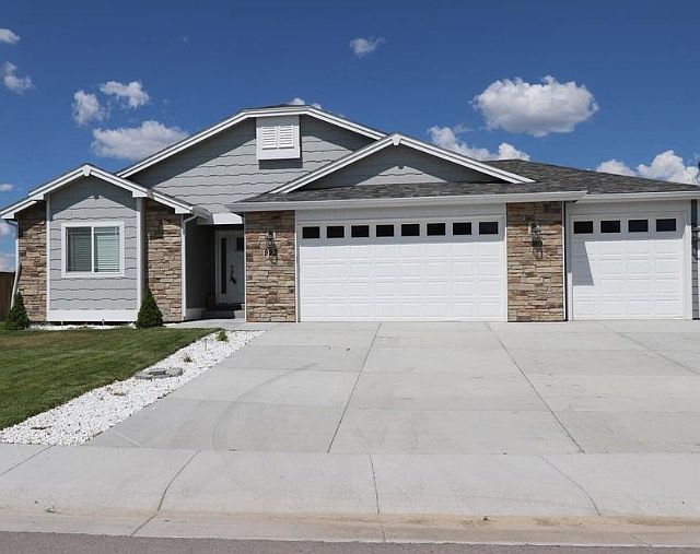 1st image of 993 Eagle Dr