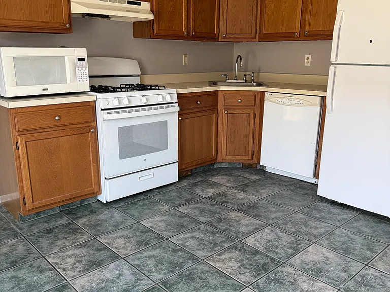 1072 Sawmill Rd — Photo 5