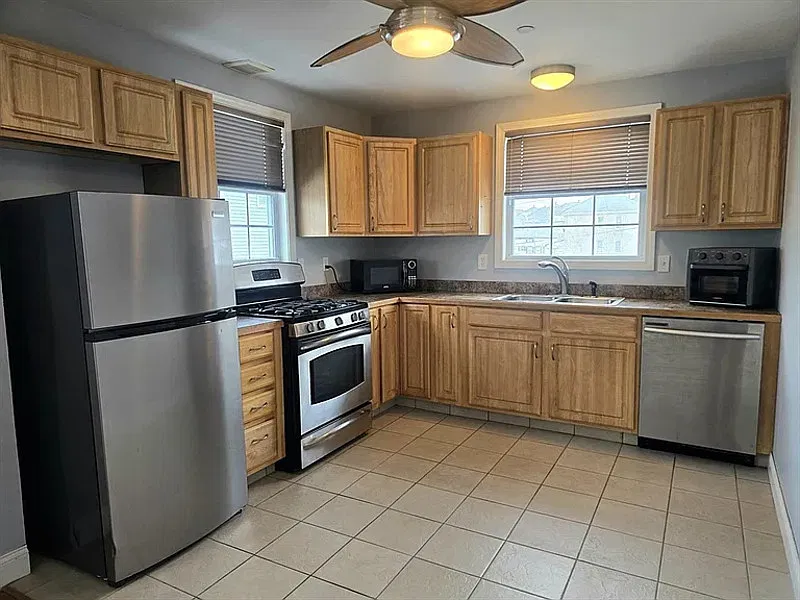 2 bed, 1.0 bath, 704 sqft, $1,406 — Photo 2