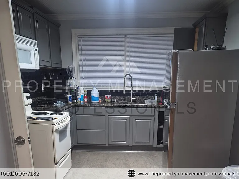 348 Colonial Dr — Photo 7