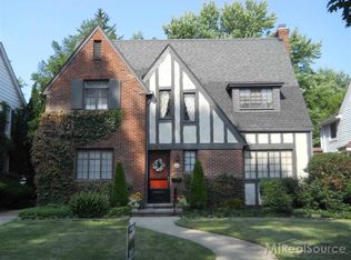 796 Lincoln Rd, Grosse Pointe, MI 48230