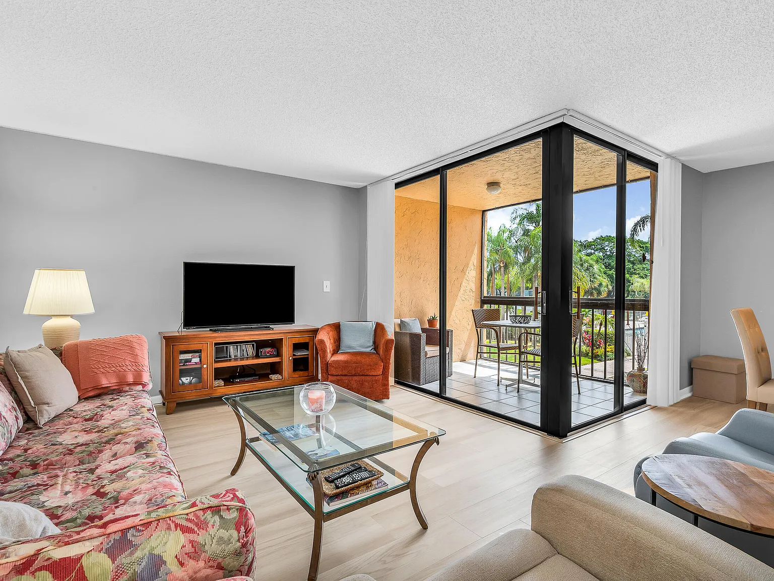 2 bed, 4.0 bath, 1175 sqft, $2,200 — Photo 3