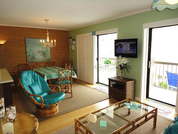 LIVING/DINING AREA