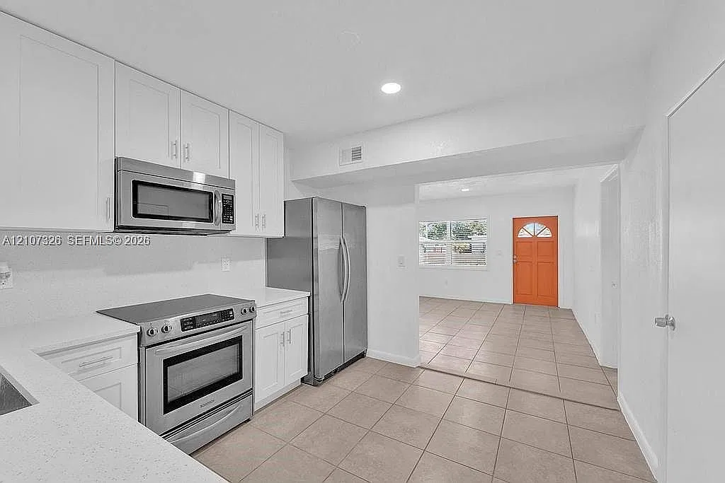 3 bed, 953 sqft, $2,999 — Photo 3