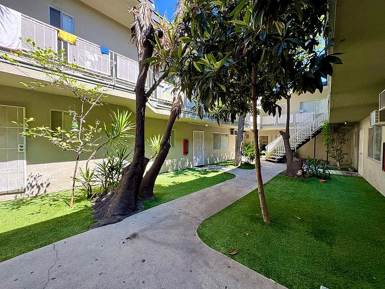 626 E Chevy Chase Dr #15 — Photo 2