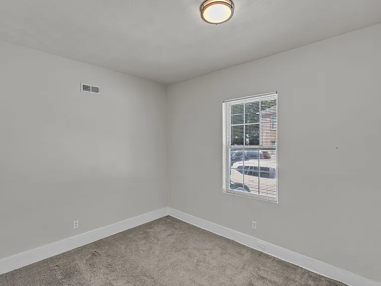 1359 W 40th St — Photo 16