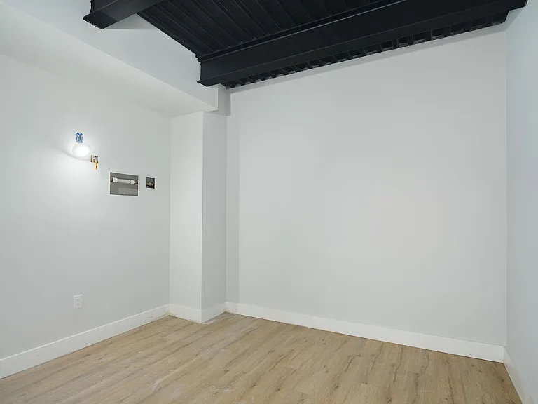 2460 Dickinson St — Photo 3