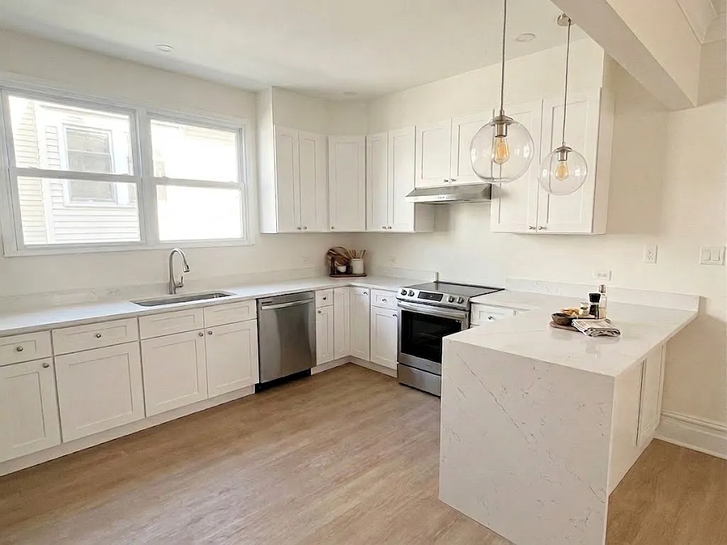 3 bed, 1050 sqft, $2,800 — Photo 2