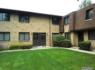55 Newbrook Ln, Bay Shore, NY