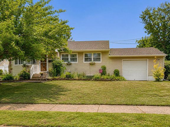 4th image of 410 Larchmont Dr