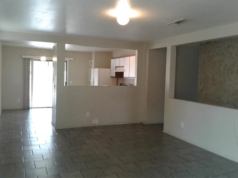 2569 E Windsor Castle Ln — Photo 4