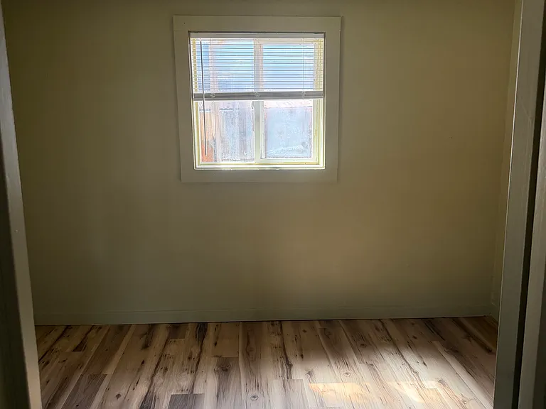 289 SE Hazel St — Photo 5