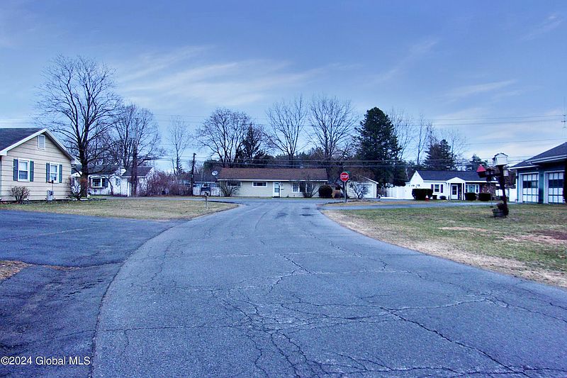3rd image of 28 Colonial Court