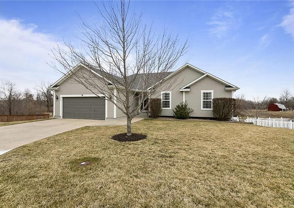 1st image of 803 NW Poplar Ct