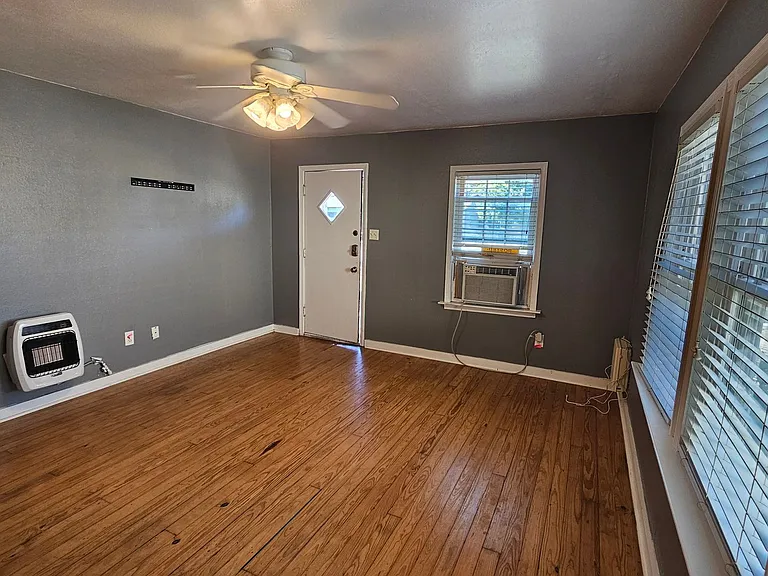 2620 N Elm St — Photo 8