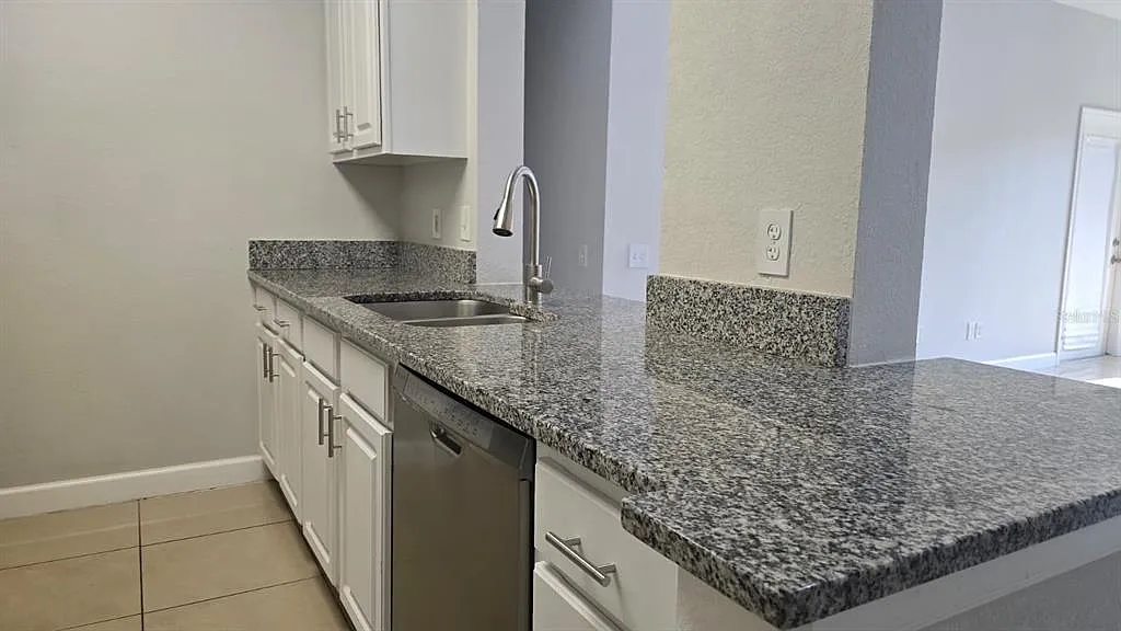 3 bed, 2.0 bath, 1408 sqft, $2,100 — Photo 4