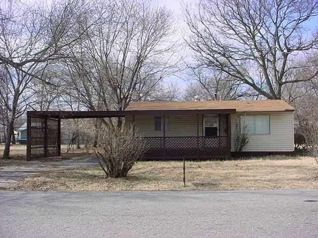 Covered Porch and Carport!