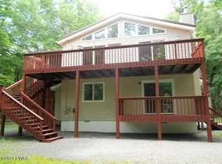 201 Goldrush Dr, Hawley, PA 18428