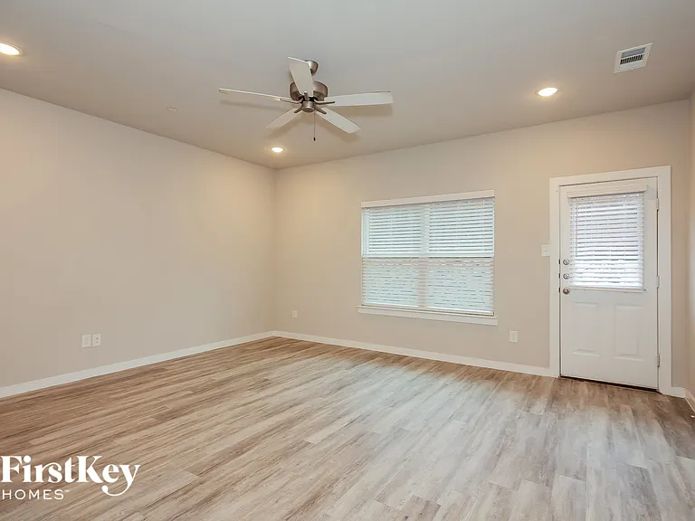 613 Sophia Way — Photo 4