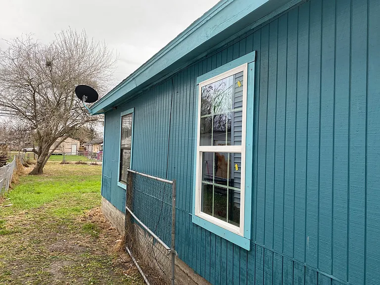 216 W Avenue C — Photo 3